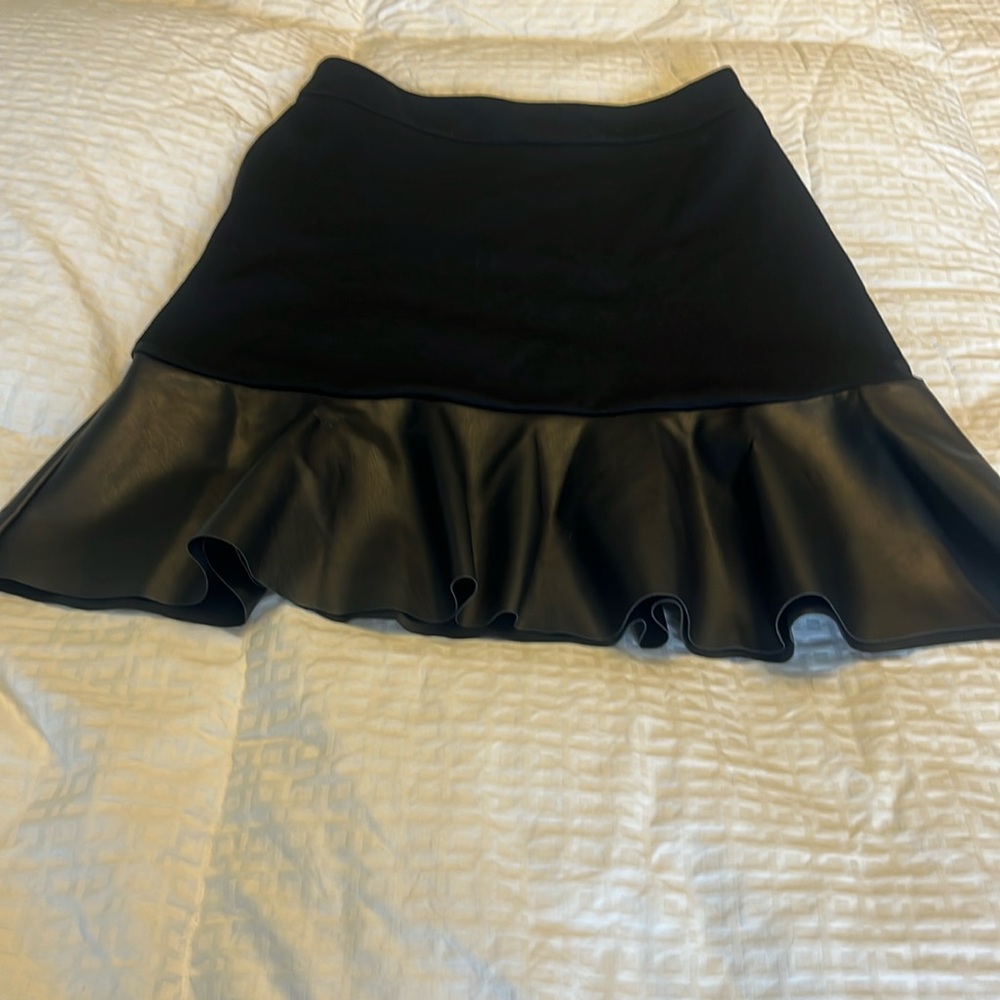 Michael Kors stretch knit and faux leather flounce  18” skirt